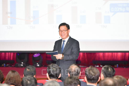 이대훈 NH농협은행장이 지난 10일 서울영업본부에서 서울·강원권역 사무소장들과 올해 사업추진에 대한 설명을 하고 있다. NH농협은행장